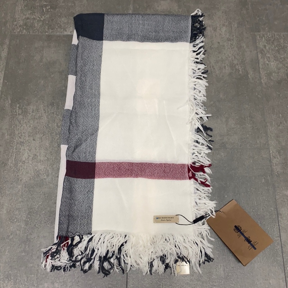 Authentic BNWT Burberry Check Scarf